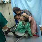 Palestinos heridos por los bombardeos de Israel esperan atención en un hospital en la zona de Jan Yunis