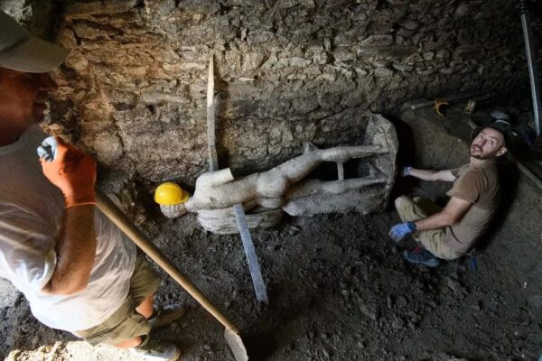 Un equipo de arqueólogos recién descubrió en una cloaca una antigua y bien conservada estatua del dios griego Hermes, durante trabajos que aún hoy continúan en la vetusta ciudad de Heraclea Sintica, en el suroeste de Bulgaria.