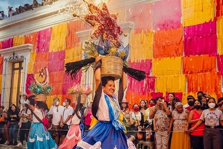 La Guelaguetza Magisterial y Popular cumple 17 años, tiempo en el que se ha convertido en una verdadera fiesta del pueblo, un espacio de reflexión, protesta y exigencia hacia el gobierno en turno