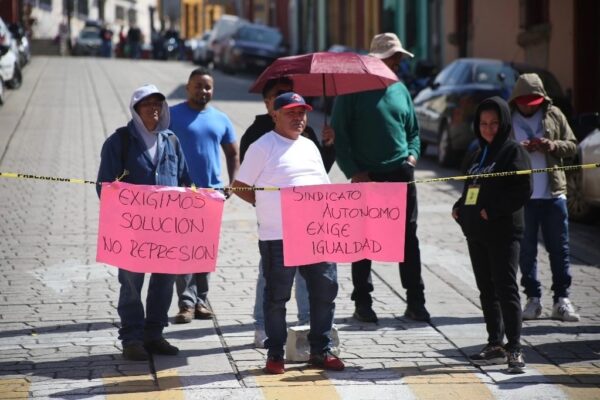 Trabajadores exigen que no haya diferencia entre trabajadores. 