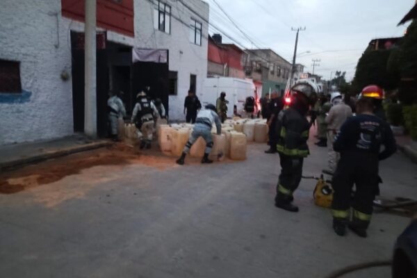 Elementos del Ejército, de la policía mexiquense y del municipio de Tlalnepantla, así como de Protección Civil y bomberos, decomisaron ayer decenas de bidones con gasolina en un domicilio de esa localidad, donde ayer ocurrió una fuga y derrame del hidrocarburo. 