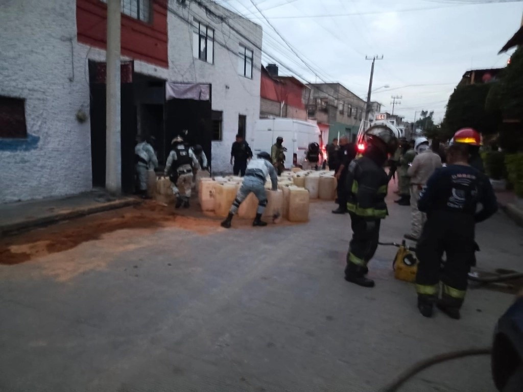 Elementos del Ejército, de la policía mexiquense y del municipio de Tlalnepantla, así como de Protección Civil y bomberos, decomisaron ayer decenas de bidones con gasolina en un domicilio de esa localidad, donde ayer ocurrió una fuga y derrame del hidrocarburo. 