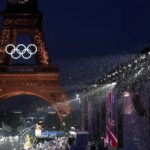 Se observa la Torre Eiffel de fondo durante la inauguración de los Juegos Olímpicos de París 2024.