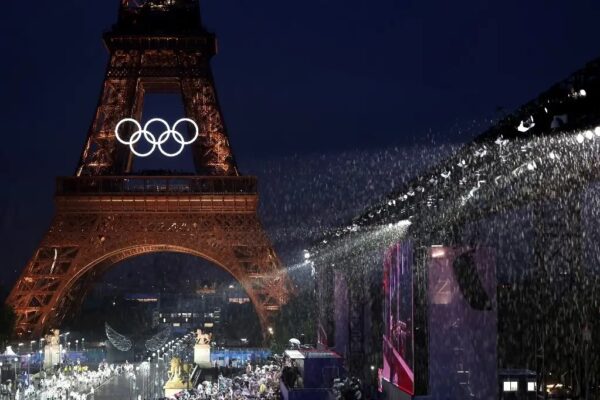 Se observa la Torre Eiffel de fondo durante la inauguración de los Juegos Olímpicos de París 2024.