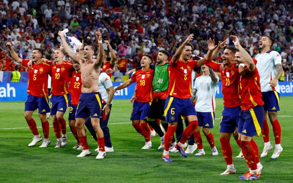 La Roja remonta para vencer 2-1 a Francia en la Allianz Arena de Múnich, gracias a los tantos de Lamine Yamal (21'), autor de un golazo, y Dani Olmo (25'), con la colaboración de Jules Koundé, había adelantado a los galos Randal Kolo Muani al 9'; espera al vencedor entre Países Bajos e Inglaterra.