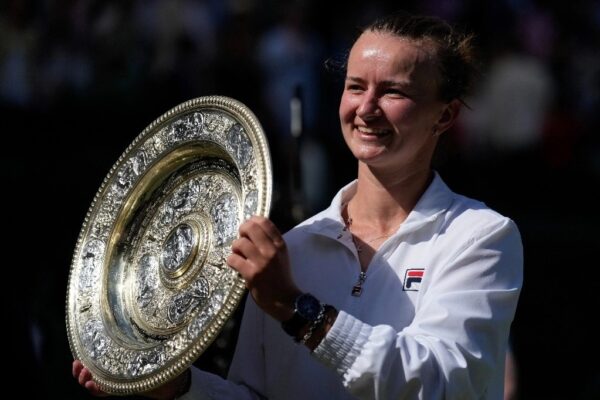 La tenista checa, Barbora Krajcikova, derrotó en la final de Wimbledon a la italiana Jasmine Paolini con sets de 6-2, 2-6, 6-4.