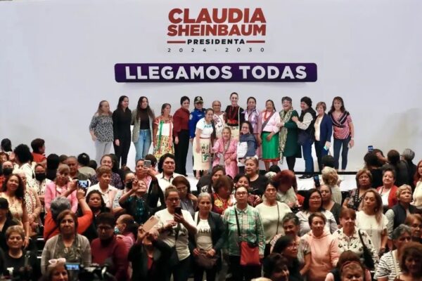 La virtual presidenta electa, Claudia Sheinbaum, al finalizar su encuentro con mujeres de 60 a 64 años “Llegamos todas”, realizado en el Museo de la Ciudad de México, el 16 de julio de 2024. 