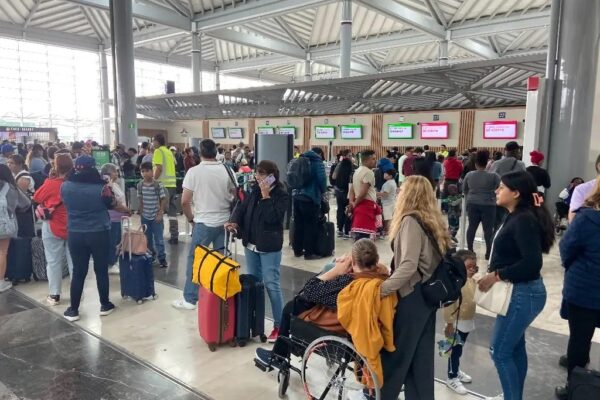 Cientos de viajeros de Volaris y VivaAerobus resultaron afectados luego de fallas en sistemas cibernéticos registrados a nivel mundial en varias aerolíneas, en el Aeropuerto Internacional de la Ciudad de México, el 19 de julio de 2024. Los usuarios que perdieron sus vuelos permanecen en la terminal aérea en espera.