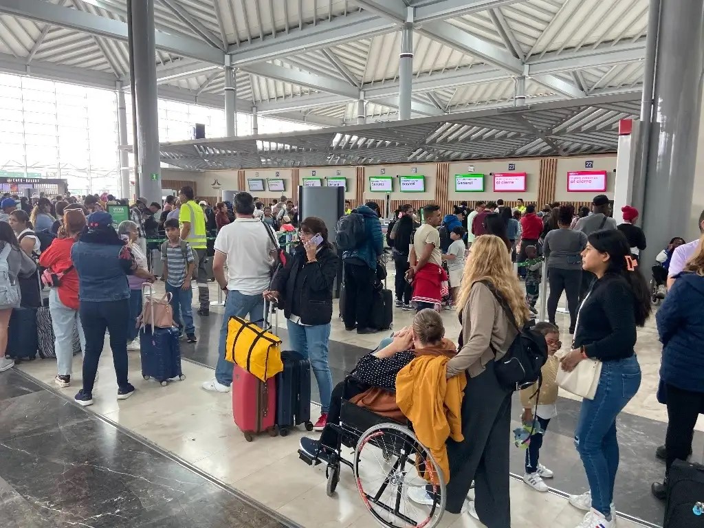 Cientos de viajeros de Volaris y VivaAerobus resultaron afectados luego de fallas en sistemas cibernéticos registrados a nivel mundial en varias aerolíneas, en el Aeropuerto Internacional de la Ciudad de México, el 19 de julio de 2024. Los usuarios que perdieron sus vuelos permanecen en la terminal aérea en espera.