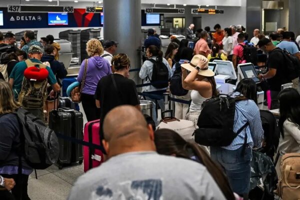 Los pasajeros del Aeropuerto Internacional de Miami hacen fila en los mostradores de facturación durante una importante interrupción de los sistemas informáticos a nivel mundial, el 19 de julio de 2024. 