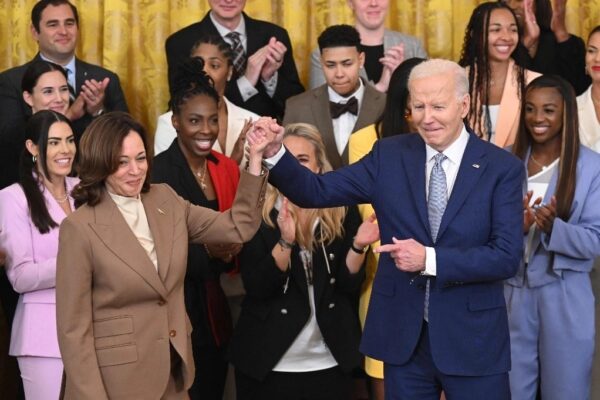 El presidente de Estados Unidos, Joe Biden (derecha), y la vicepresidenta Kamala Harris asisten a un evento para reconocer a las campeonas de la WNBA de 2023, Las Vegas Aces, en la Sala Este de la Casa Blanca en Washington, DC, el 9 de mayo de 2024.