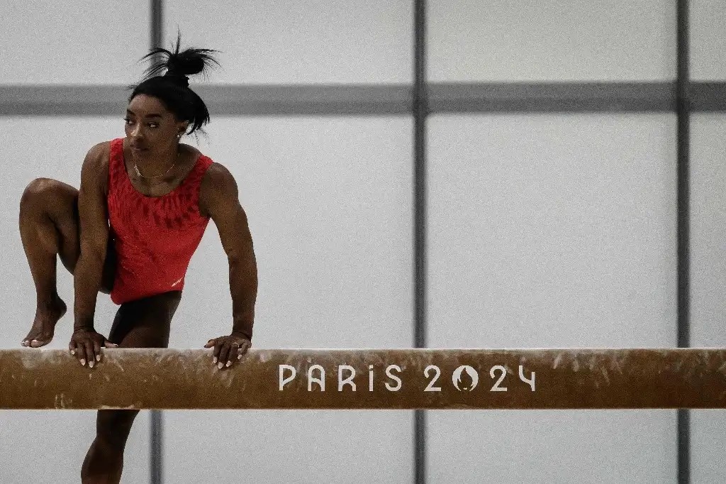 La estadunidense Simone Biles participa en una sesión de entrenamiento en el centro de gimnasia de Le Bourget, el 22 de julio de 2024, antes de los Juegos Olímpicos de París.