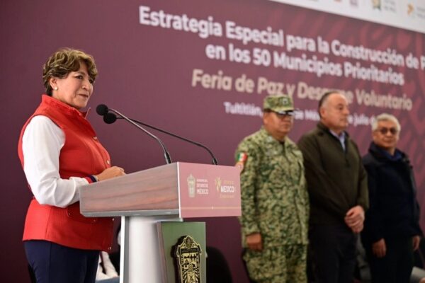 Durante un acto de la Estrategia Especial para la Construcción de Paz en los 50 municipios Prioritarios, “Feria de Paz y Desarme Voluntario”, realizado en la Plaza principal de Tultitlán, Delfina Gómez hizo llegar un mensaje a la secretaria de Seguridad y Protección Ciudadana, Rosa Icela Rodríguez Velázquez. 