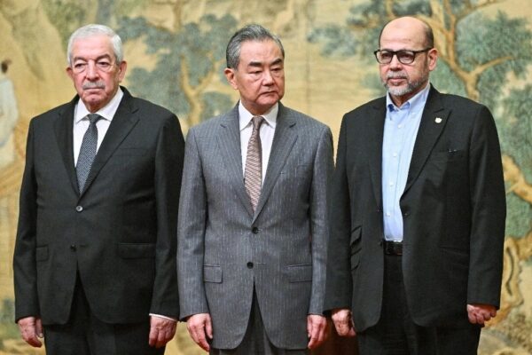 Wang Yi, ministro chino del Exterior (al centro), se reunió ayer con los líderes de Fatah, Mahmud Alul (izquierda) y de Hamas, Musa Abu Marzuk.