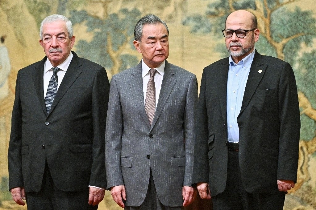 Wang Yi, ministro chino del Exterior (al centro), se reunió ayer con los líderes de Fatah, Mahmud Alul (izquierda) y de Hamas, Musa Abu Marzuk.