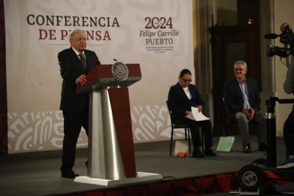 El presidente Andrés Manuel López Obrador y la titular de la Secretaría de Seguridad y Protección Ciudadana, Rosa Icela Rodríguez, durante la conferencia matutina en Palacio Nacional, en la Ciudad de México, el 26 de julio de 2024. 