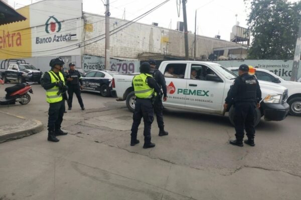 Bomberos con equipo especial revisaron el sistema de drenaje y confirmaron “cero explosividad” en la zona, y con ello también se aseguró que no hubo filtraciones de combustible a las cañerías domiciliarias.