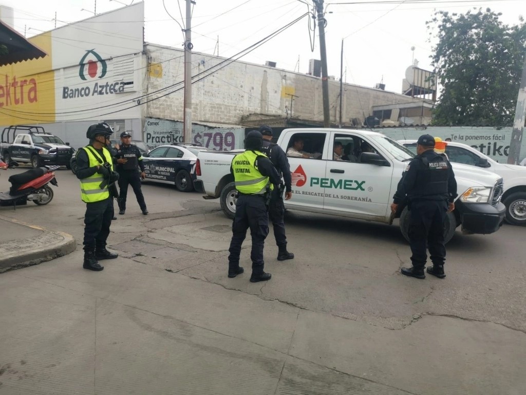 Bomberos con equipo especial revisaron el sistema de drenaje y confirmaron “cero explosividad” en la zona, y con ello también se aseguró que no hubo filtraciones de combustible a las cañerías domiciliarias.