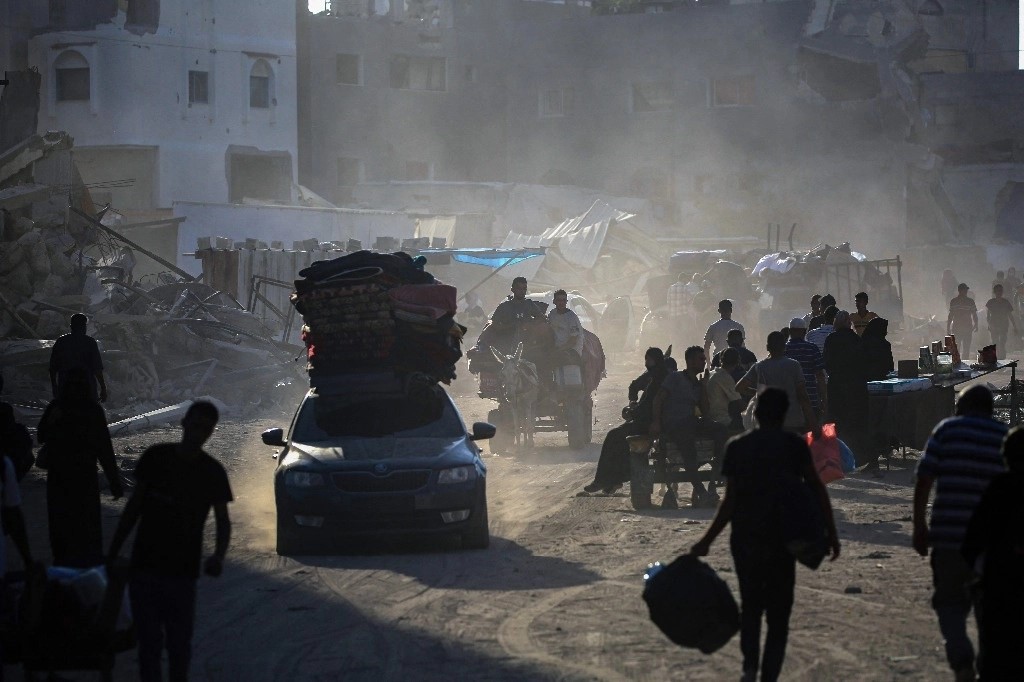 Los palestinos desplazados de zonas del este de Khan Yunis, huyen después de que el ejército israelí emitiera una nueva orden de evacuación para partes de la ciudad y Rafah, en el sur de la Franja de Gaza, el 2 de julio de 2024.