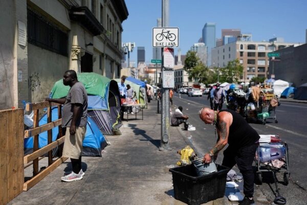 El gobernador de California, Gavin Newsom, emitió el jueves una orden ejecutiva para indicar a las agencias estatales cómo eliminar los campamentos de personas sin hogar, un mes después de un fallo de la Corte Suprema que permite a las ciudades hacer cumplir la prohibición de dormir al aire libre en espacios públicos.