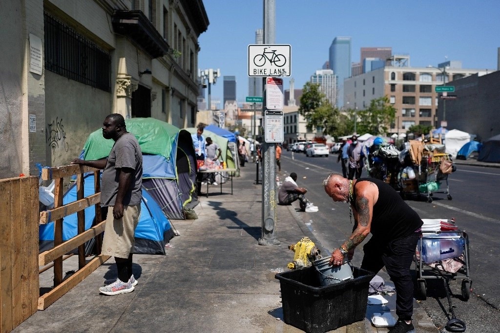 El gobernador de California, Gavin Newsom, emitió el jueves una orden ejecutiva para indicar a las agencias estatales cómo eliminar los campamentos de personas sin hogar, un mes después de un fallo de la Corte Suprema que permite a las ciudades hacer cumplir la prohibición de dormir al aire libre en espacios públicos.