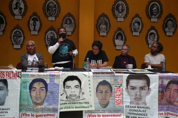 Madres y padres de los 43 normalistas desaparecidos de Ayotzinapa durante la selección final del concurso de cartel y playera ‘Caminando con el corazón’, en el décimo aniversario de los hechos ocurridos en Iguala, Guerrero, en el Museo Casa de la Memoria Indómita, el 26 de julio de 2024. 