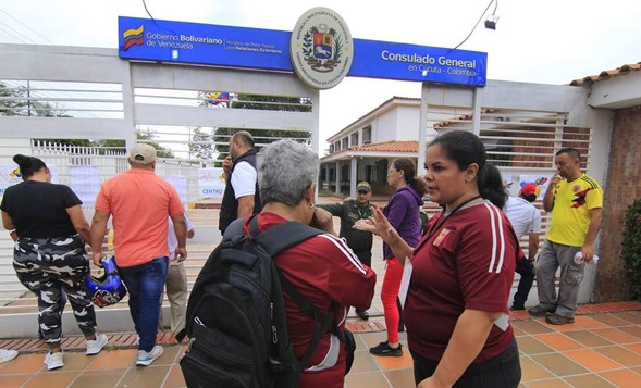 Los venezolanos votaron este domingo en una tensa elección presidencial, con la advertencia del mandatario Nicolás Maduro de que hará respetar el resultado oficial y la declaración de su principal rival