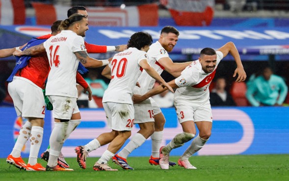 Turquía se impuso 2-1 a Austria en la Red Bull Arena de Leipzig, gracias a un doblete del defensa del Al-Ahli saudita al minuto 1 y 59; enfrentará a Países Bajos en Berlín el 6 de julio por el boleto a Semifinales.