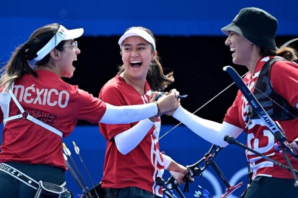 Ana Vázquez de México, Ángela Ruiz de México y Alejandra Valencia de México gana la medalla de bronce en tiro con arco durante los Juegos Olímpicos de París en la Esplanade des Invalides de París el 28 de julio de 2024. 