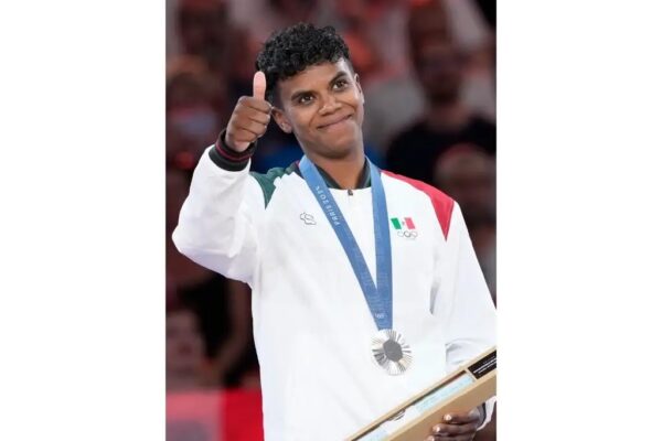 La medallista de plata mexicana Prisca Awiti Alcaraz posa en el podio del evento de judo femenino de -63 kg en el Champ-de-Mars Arena durante los Juegos Olímpicos de Verano de 2024, el martes 30 de julio de 2024, en París, Francia.