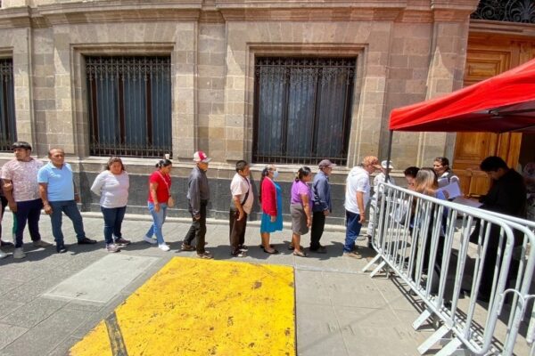 Llegada de un grupo de padres de los 43 estudiantes de Ayotzinapa desaparecidos a Palacio Nacional, en la Ciudad de México, el 3 de julio de 2024. 