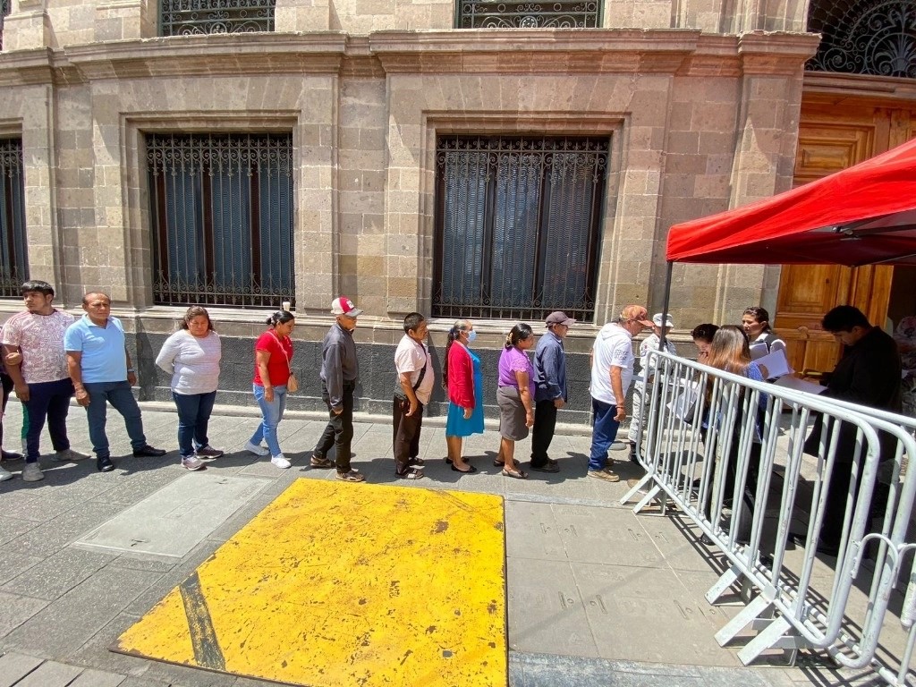 Llegada de un grupo de padres de los 43 estudiantes de Ayotzinapa desaparecidos a Palacio Nacional, en la Ciudad de México, el 3 de julio de 2024. 