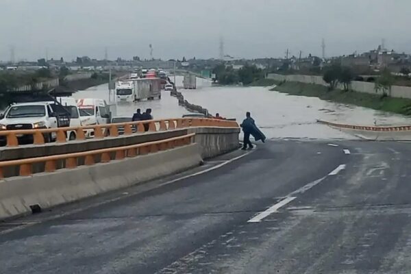 La autopista concesionada permaneció cerrada a la circulación en la zona oriente del estado de México, a la altura de los municipios de Chimalhuacán y Nezahualcóyotl, debido a las inundaciones ocasionadas por la tormenta 'Chris'.