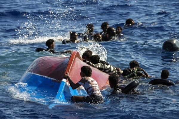 Migrantes rescatados en naufragio en costas de Italia en imagen de archivo.