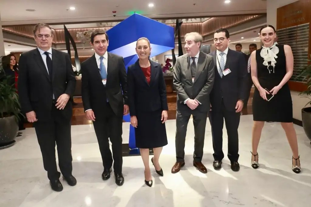 La virtual presidenta electa, Claudia Sheinbaum, al término de una reunión privada con integrantes del International Monetary Conference, en un hotel de la Ciudad de México, el 9 de julio de 2024.