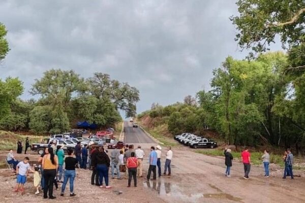 Patrullas de la Policía Estatal arribaron al lugar para solicitar a los ciudadanos retirar el bloqueo y permitir el paso de las pipas, acción que los ambientalistas locales consideran una muestra de la poca tolerancia hacia la protesta civil.