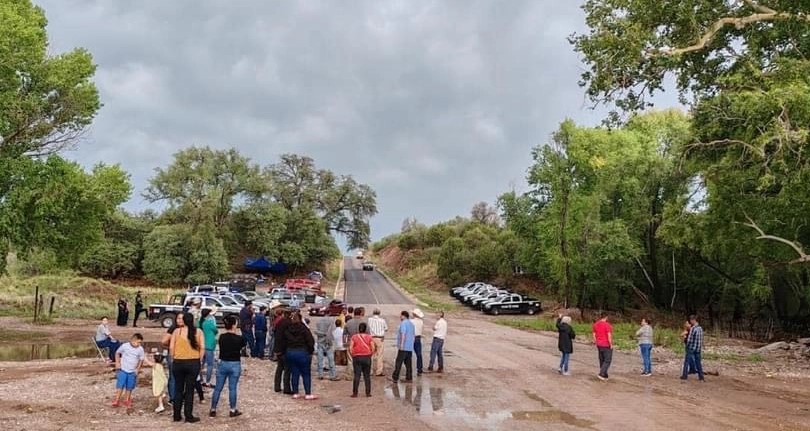 Patrullas de la Policía Estatal arribaron al lugar para solicitar a los ciudadanos retirar el bloqueo y permitir el paso de las pipas, acción que los ambientalistas locales consideran una muestra de la poca tolerancia hacia la protesta civil.