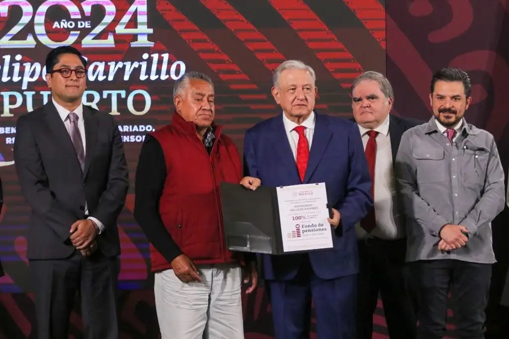 El presidente Andrés Manuel López Obrador entregó este lunes los primeros completos del Fondo de Pensiones para el Bienestar a trabajadores ya jubilados, quienes en promedio recibirán entre 5 mil y 6 mil pesos más. 