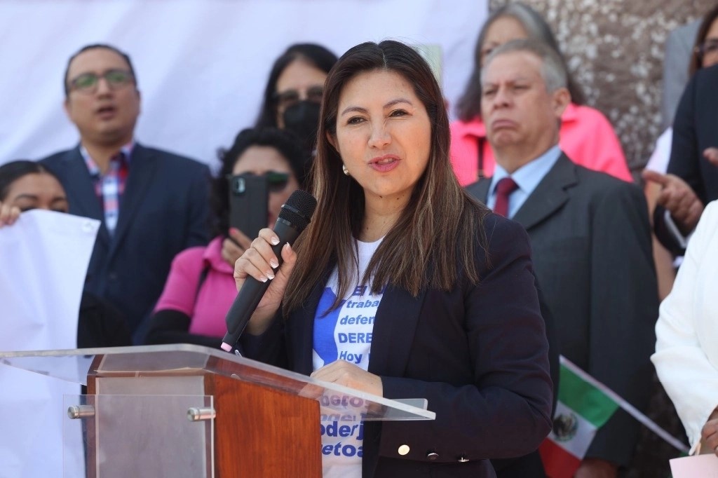 Afuera del Palacio de Justicia de San Lázaro, entre decenas de trabajadores del PJF, magistrados, jueces e integrantes de asociaciones civiles, la directora nacional de Jufed, la juez Juana Fuentes Velázquez, convocó a la unidad de todas las barras, colegios y asociaciones de abogados del país a evitar que sea aprobada con prisas la actual propuesta de reforma, pues advirtió que “pone en riesgo la democracia y puede poner de rodillas a la República”, el 12 de julio de 2024.