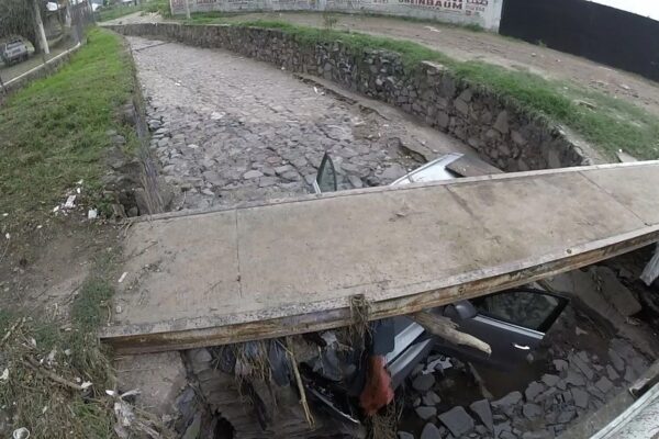 Una camioneta fue arrastrada a un canal de aguas pluviales. El vehículo lo conducía una joven de dieciséis años que aún no ha sido localizada.