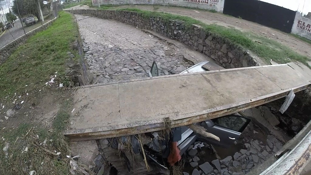 Una camioneta fue arrastrada a un canal de aguas pluviales. El vehículo lo conducía una joven de dieciséis años que aún no ha sido localizada.