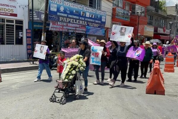 Colectivos marcharon ante la sede de la FGJEM en Ciudad Neza, para exigir avances por el feminicidio de Fernanda Salomé Ruiz.