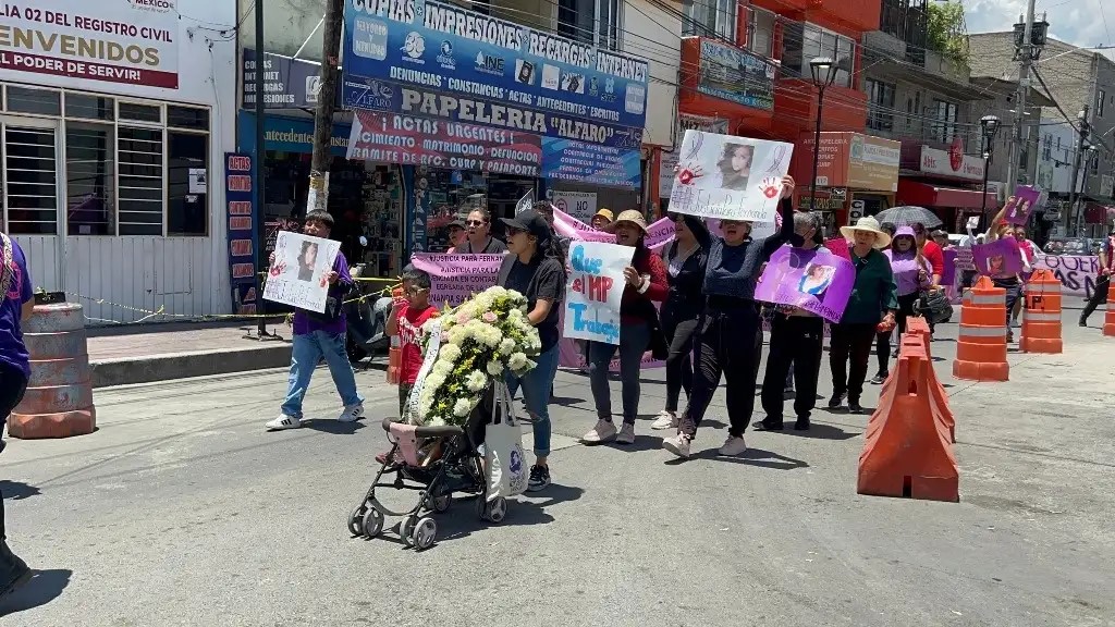 Colectivos marcharon ante la sede de la FGJEM en Ciudad Neza, para exigir avances por el feminicidio de Fernanda Salomé Ruiz.