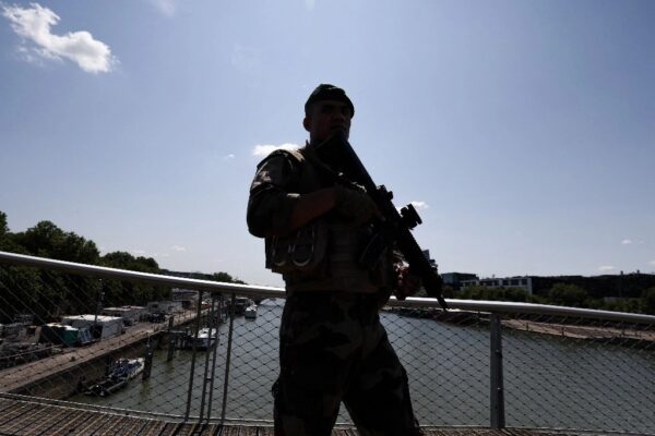 Un perímetro de seguridad se activará en París, en las riberas del río Sena, desde la mañana del jueves hasta el 26 de julio, cuando tendrá lugar la ceremonia de apertura de los Juegos Olímpicos. En la imagen, un soldado patrulla el puente Simone de Beauvoir, el 17 de julio de 2024.