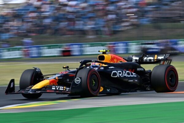 El mexicano Sergio Pérez, de la escudería Red Bull, tuvo un inicio alentador en los entrenamientos rumbo al GP de Hungría del próximo domingo, toda vez que finalizó en la cuarta posición en la segunda práctica libre, el 19 de julio de 2024. 