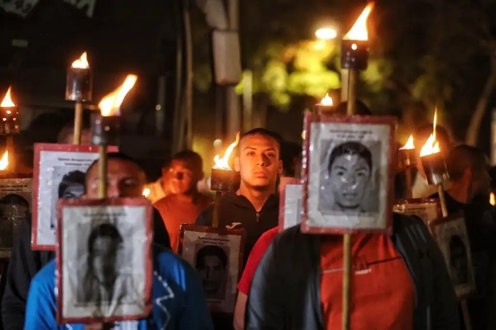 Llegada a Palacio Nacional de un grupo de padres de los 43 estudiantes de la Normal Rural Isidro Burgos de Ayotzinapa, encabezados por su abogado, Vidulfo Rosales.