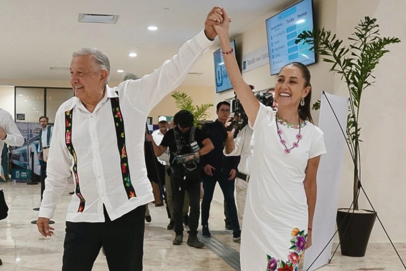 Acompañó el mensaje con una fotografía con el puño en alto, tomado de la mano con Sheinbaum Pardo. 