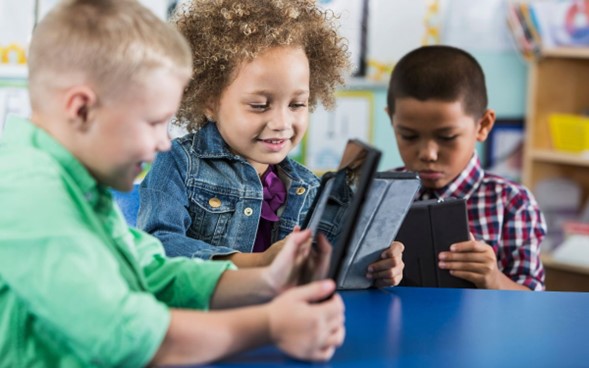 El uso de tabletas por parte de los niños contribuye a los arrebatos de ira y frustración en edades de 3,5 a 5,5 años, socavando así su capacidad para manejar eficazmente las emociones durante las rutinas diarias, según ha concluido un estudio publicado en 'JAMA Pediatrics'.