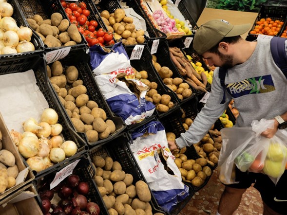 El índice mundial de precios de los alimentos de Naciones Unidas bajó ligeramente en julio, mostraron los datos publicados. 