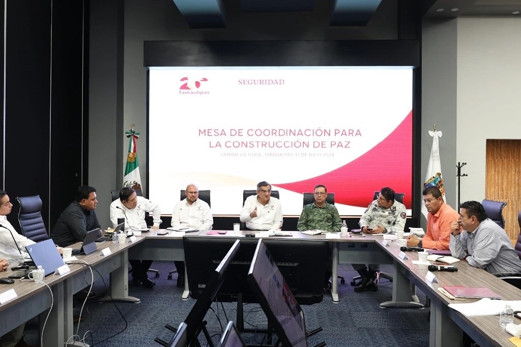 Al centro, el gobernador de Tamaulipas, Américo Villarreal, ayer, durante la sesión de la Mesa de Coordinación para la Construcción de la Paz y Seguridad, en la cual condenó el asesinato de Julio César Almanza Armas, presidente de la Federación de Cámaras de Comercio de esa entidad.